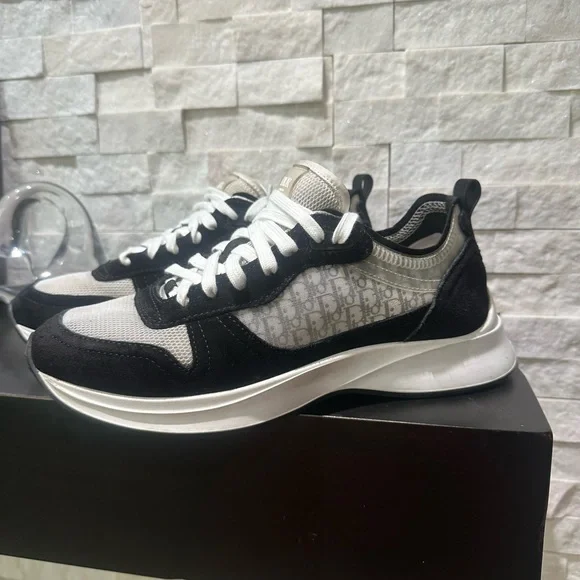 Dior b25 sneaker display picture 1